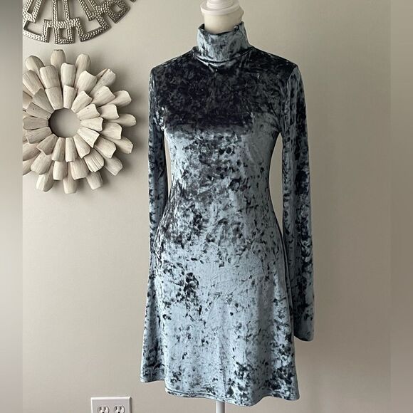 Urban Outfitters Kimchi Blue Julie crushed velour dress size small - Picture 1 of 10